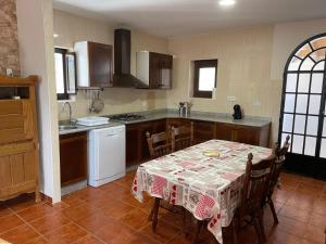 Kuchyň nebo kuchyňský kout v ubytování Casa de Antonio con piscina privada + 23 fotografií