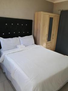 Ένα ή περισσότερα κρεβάτια σε δωμάτιο στο Royal guest house