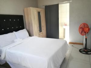Ένα ή περισσότερα κρεβάτια σε δωμάτιο στο Royal guest house +1 φωτογραφίες