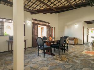 a dining room with a table and chairs at Sunset Beach Villas in Taíba