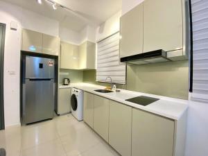 Paradigm Residence Johor Bahru في جوهور باهرو: مطبخ مع مغسلة ثلاجة وغسالة صحون
