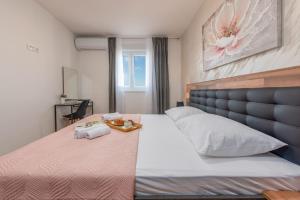 Un dormitorio con una cama con dos toallas encima. en Villa Mareni ZadarVillas, en Ražanac 34 fotos más