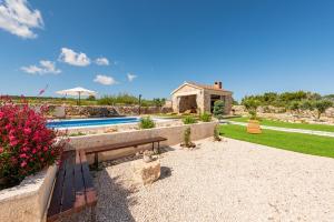Villa con piscina y banco en Villa Mareni ZadarVillas, en Ražanac