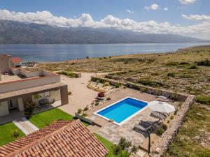 una vista aérea de una casa con piscina en Villa Mareni ZadarVillas, en Ražanac