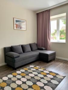 sala de estar con sofá y alfombra en Quattro Casa en Sopron