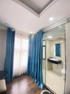Koupelna v ubytování HK HOTEL Trung Kính