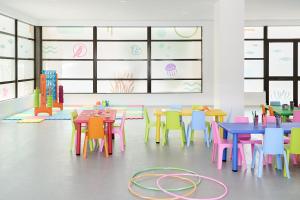 マガルフにあるFERGUS Club Mallorca Waterparkの明るい色の教室(テーブルと椅子付)