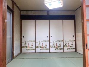 um grupo de portas com bolas de ténis em しまなみゲストハウス南風荘 em Imabari