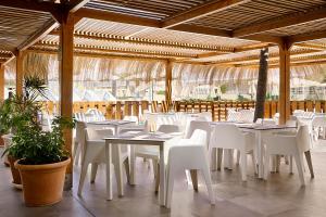 マガルフにあるFERGUS Club Mallorca Waterparkのダイニングルーム(白いテーブル、白い椅子付)