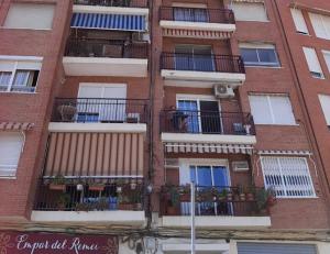 - un grand bâtiment en briques avec balcon et fenêtres dans l'établissement Rooms near the Beach Cabanyal and Universities, à Valence