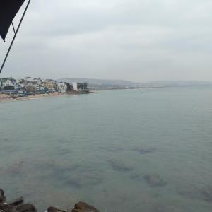 une vue sur une grande étendue d'eau dans l'établissement Taghazout nomade, à Taghazout