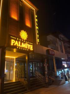 budynek z napisem "palming avenueaza" w obiekcie Palmiye Royale Palace w mieście Edirne
