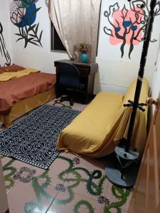 Lun-ting的住宿－創世紀，客房设有两张床、地毯和书桌。