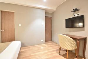 TV a/nebo společenská místnost v ubytování The Aarya A Smart Business Hotel