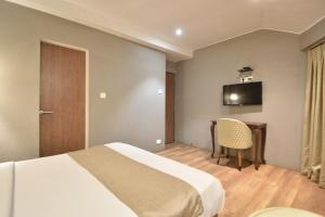 Postel nebo postele na pokoji v ubytování The Aarya A Smart Business Hotel