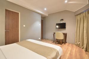 Postel nebo postele na pokoji v ubytování The Aarya A Smart Business Hotel