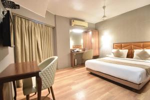 Postel nebo postele na pokoji v ubytování The Aarya A Smart Business Hotel