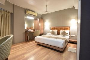 Postel nebo postele na pokoji v ubytování The Aarya A Smart Business Hotel