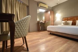 Postel nebo postele na pokoji v ubytování The Aarya A Smart Business Hotel