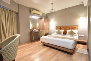 Postel nebo postele na pokoji v ubytování The Aarya A Smart Business Hotel