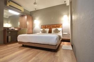 Postel nebo postele na pokoji v ubytování The Aarya A Smart Business Hotel