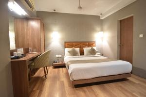 Postel nebo postele na pokoji v ubytování The Aarya A Smart Business Hotel