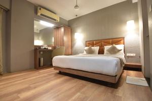Postel nebo postele na pokoji v ubytování The Aarya A Smart Business Hotel