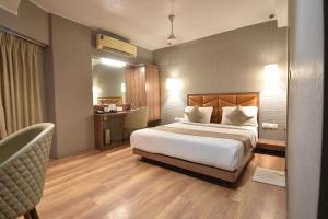 Postel nebo postele na pokoji v ubytování The Aarya A Smart Business Hotel