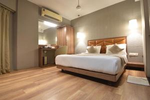 Postel nebo postele na pokoji v ubytování The Aarya A Smart Business Hotel