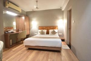 Postel nebo postele na pokoji v ubytování The Aarya A Smart Business Hotel