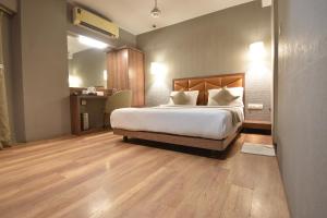 Postel nebo postele na pokoji v ubytování The Aarya A Smart Business Hotel