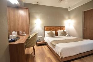 Postel nebo postele na pokoji v ubytování The Aarya A Smart Business Hotel