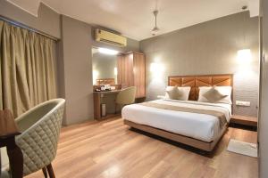 Postel nebo postele na pokoji v ubytování The Aarya A Smart Business Hotel