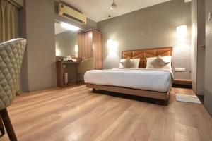 Postel nebo postele na pokoji v ubytování The Aarya A Smart Business Hotel