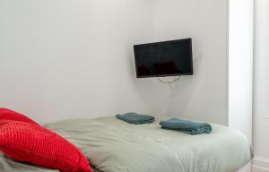 Televízia a/alebo spoločenská miestnosť v ubytovaní Lavie Maison Eiffel AC Hot Tub