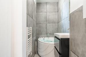 Kúpeľňa v ubytovaní Lavie Maison Eiffel AC Hot Tub