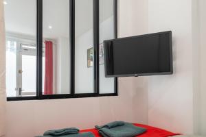 Televízia a/alebo spoločenská miestnosť v ubytovaní Lavie Maison Eiffel AC Hot Tub