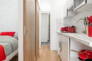 Kuchyňa alebo kuchynka v ubytovaní Lavie Maison Eiffel AC Hot Tub
