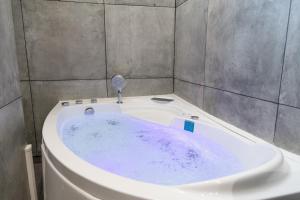 Kúpeľňa v ubytovaní Lavie Maison Eiffel AC Hot Tub