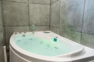Kúpeľňa v ubytovaní Lavie Maison Eiffel AC Hot Tub