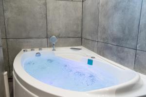 Kúpeľňa v ubytovaní Lavie Maison Eiffel AC Hot Tub