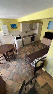 una camera con cucina completa di tavolo e sedie di da sciuri case vacanza barisciano a Barisciano Altre 21 foto