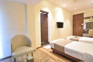 Postel nebo postele na pokoji v ubytování The Aarya A Smart Business Hotel