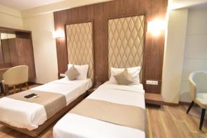 Postel nebo postele na pokoji v ubytování The Aarya A Smart Business Hotel