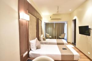 TV a/nebo společenská místnost v ubytování The Aarya A Smart Business Hotel