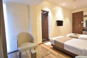 Postel nebo postele na pokoji v ubytování The Aarya A Smart Business Hotel