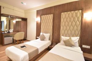 Postel nebo postele na pokoji v ubytování The Aarya A Smart Business Hotel