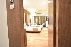 Koupelna v ubytování The Aarya A Smart Business Hotel