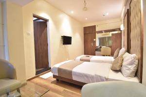Postel nebo postele na pokoji v ubytování The Aarya A Smart Business Hotel