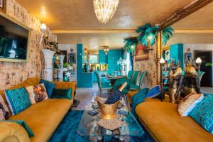 a living room with orange couches and blue walls at Princess Palace in Gdańsk